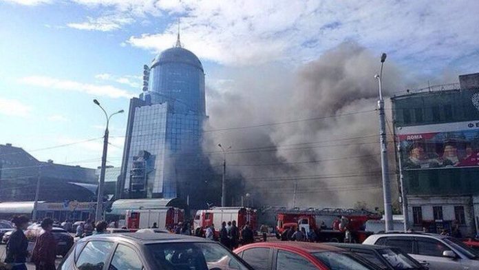 Возле Ж/Д возкала в Самаре загорелось бывшее здание РОВД, очевидцы сделали фото