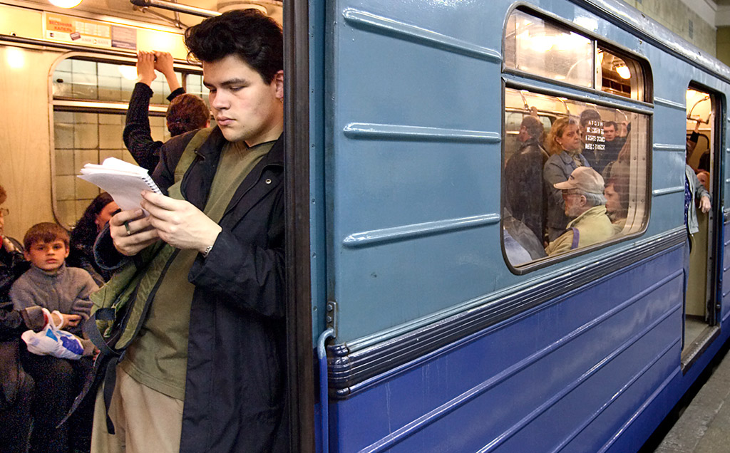 Чел в метро. Вагон метро. Люди в вагоне метро. Пассажиры Московского метро. Вагон метро с пассажирами.