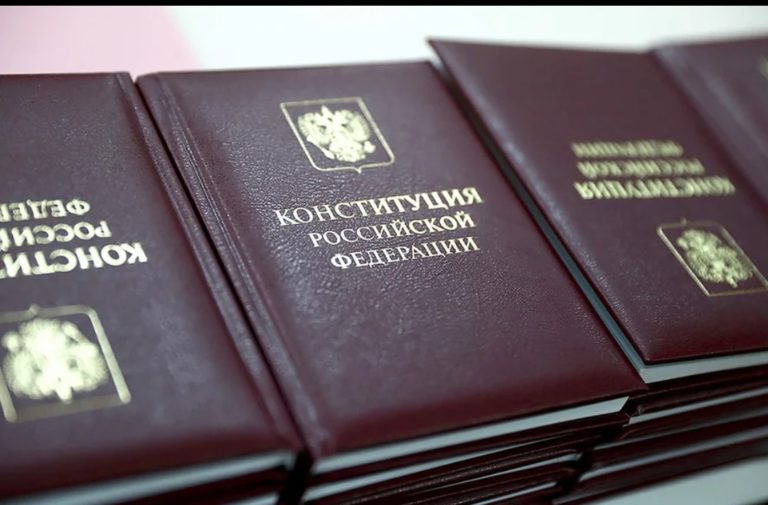 Путин образовал рабочую группу по подготовке поправок в Конституцию