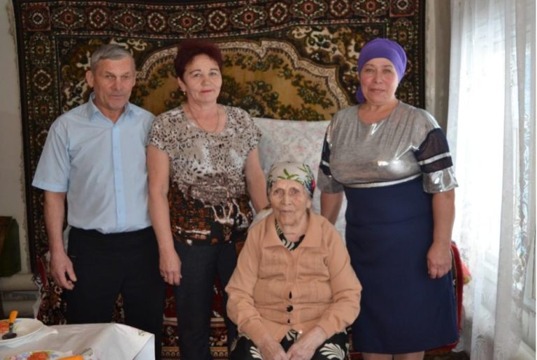 90 летняя юбилярша Шамсунур Галялетдинова получает поздравления