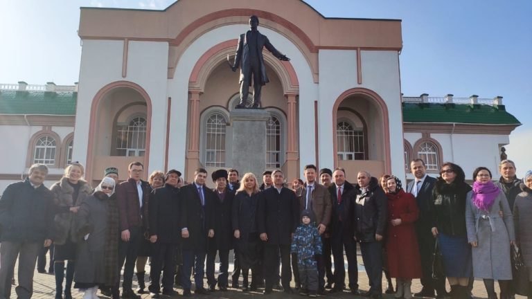 В Уфе делегация Татарстана приняла участие в церемонии возложения цветов великому татарскому поэту