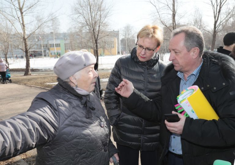 Очистите тротуары от наледи: глава Самары Елена Лапушкина осмотрела дворы Кировского района