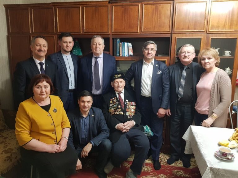 Василь Шайхразиев вручил ветеранам Великой Отечественной войны медали Всемирного конгресса татар