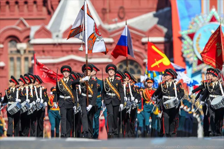 РБК узнало о решении Кремля отложить парад Победы