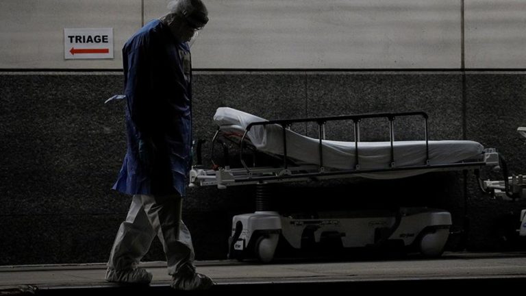 В США за сутки умерло рекордное количество больных коронавирусом