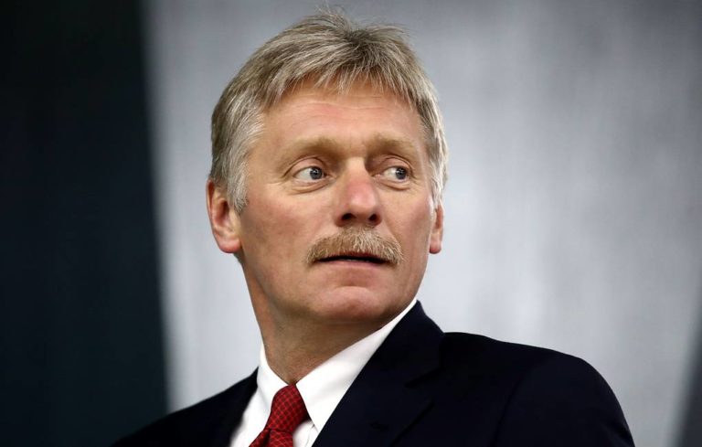 Песков надеется увидеть первые признаки выхода на плато по коронавирусу после 20 апреля