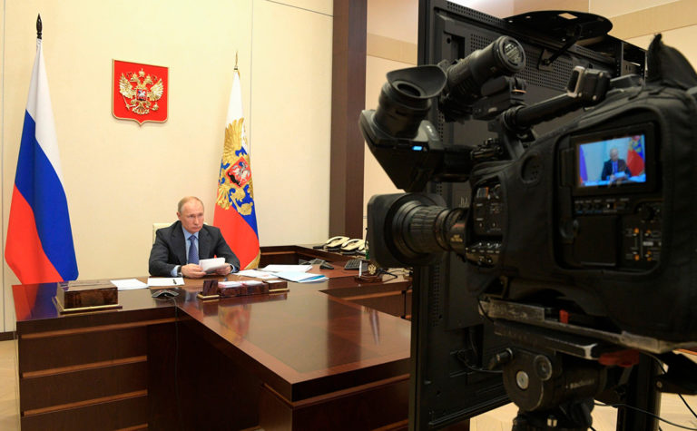 «Мы поддержим занятость и выплаты зарплат»: кому Путин раздаст по 12 тысяч?