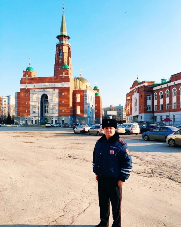 Командир взвода ДПС полка ДПС ГИБДД Джамиль Нугаев знакомит с историей Самарской соборной мечети