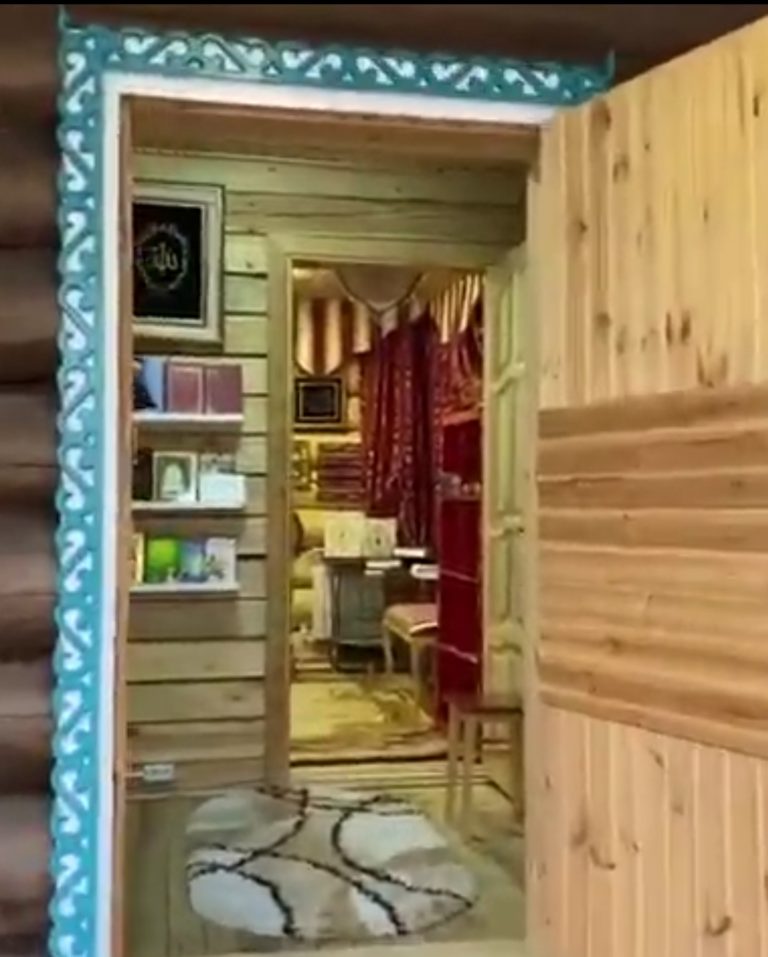 Салават Фатхетдинов показал дом, где он читает намаз. Певец поделился видео на странице в Инстаграм