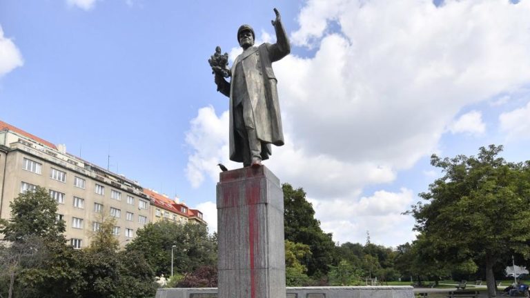 Шойгу попросил Чехию передать РФ снесенный памятник маршалу Коневу