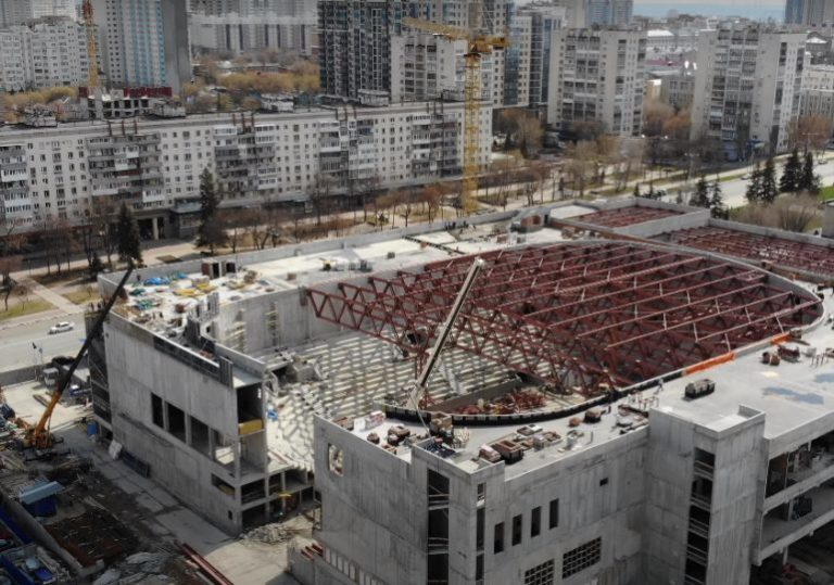 Монтаж металлических ферм над главной ареной Дворца спорта сняли на видео