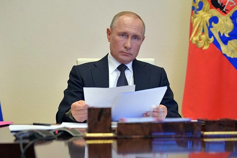 Путин призвал оставаться дома до 11 мая