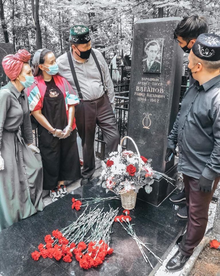 «Үлгәннәрнең каберен бел» – «Ваһаповчылар» татарның олуг шәхесләренең каберләрен зиярат кылды (ФОТО)