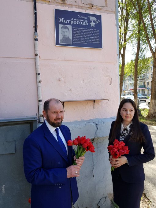 Директор школы “Яктылык” возложил цветы к мемориальной доске Героя Советского Союза Александра Матвеевича Матросова