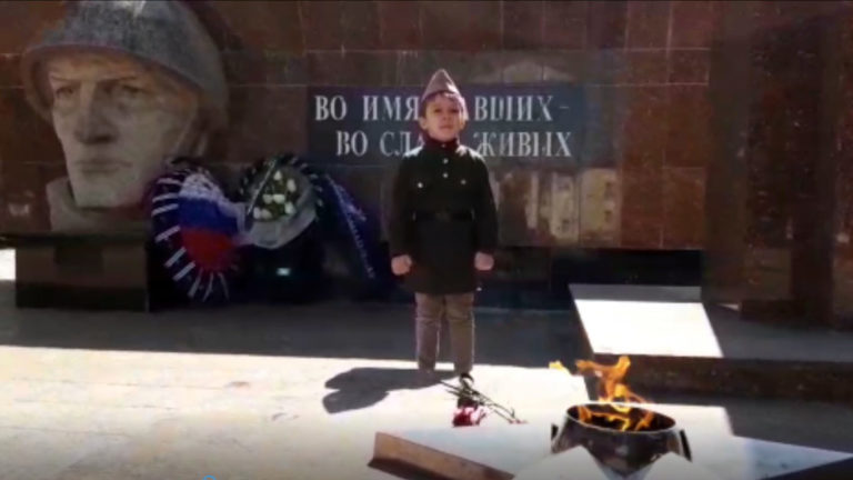 “С Днем Победы, ветеран!” читает Искандаров Сагит Равилевич, 4 года