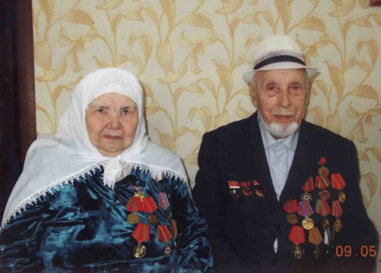 Брежнев үзе аның кулын кыскан