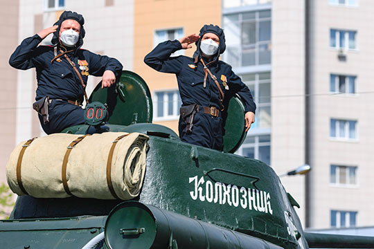 Парад Победы в Казани: без зрителей, салюта и масок, но с ветеранами на трибунах