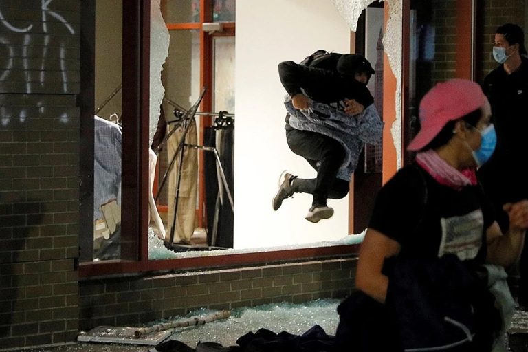 Бунт в США: мародеры съезжаются в Нью-Йорк, чтобы набить машину одеждой из разгромленных магазинов