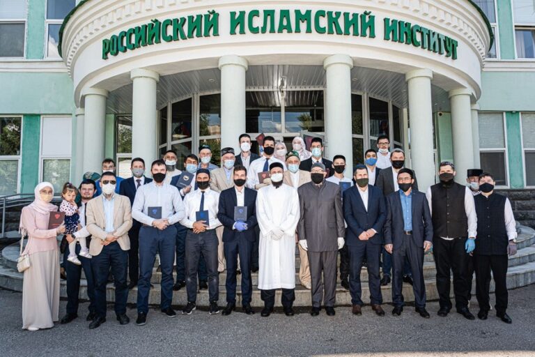 «Ин шаа Аллах мы с вами будем среди тех, кто приносит пользу в религии»: муфтий РТ вручил выпускникам РИИ дипломы