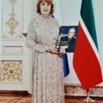 Галия Ибрагимовна с памятным подарком от Минтимера Шаймиева