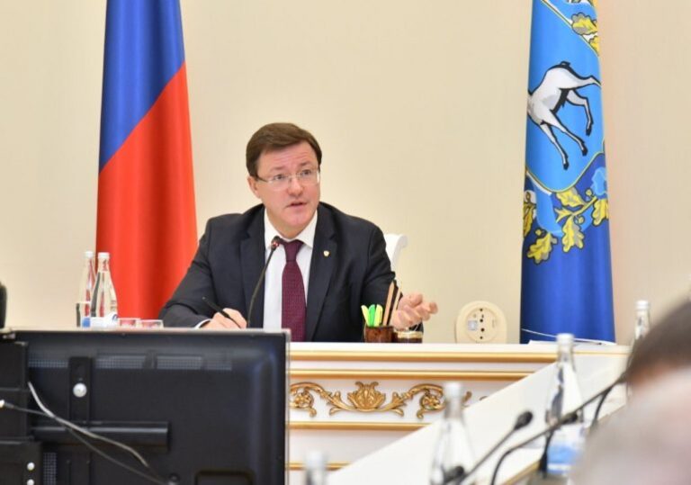 Дмитрий Азаров поздравил жителей региона со Всероссийским днём семьи, любви и верности