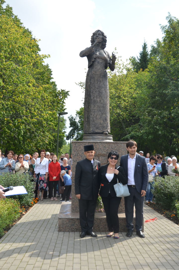 Бүген Әлфия Авзаловага һәйкәл ачылды