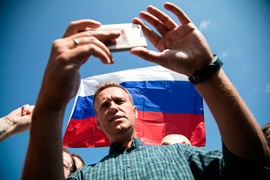 «Еле откачали, до сих пор кричит от боли»: Алексея Навального отравили?