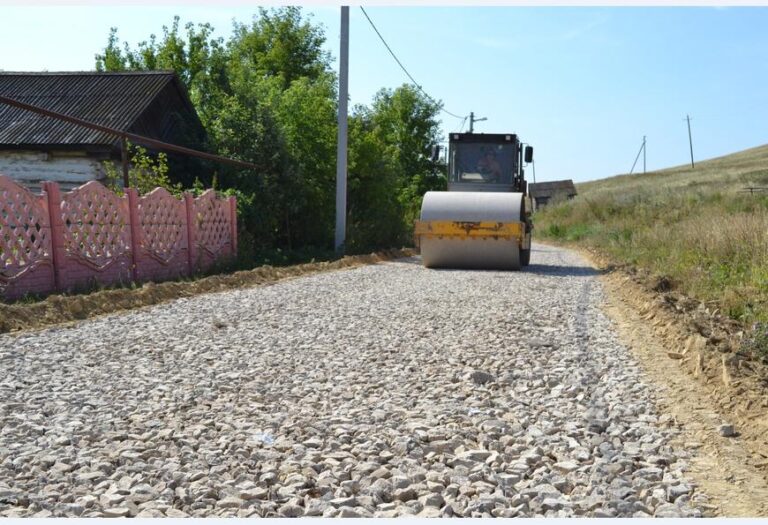 Сельские дороги отсыпают щебнем