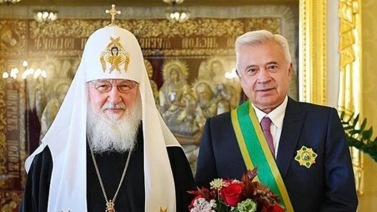 Глава Лукойла Алекперов награжден орденом РПЦ за строительство церквей