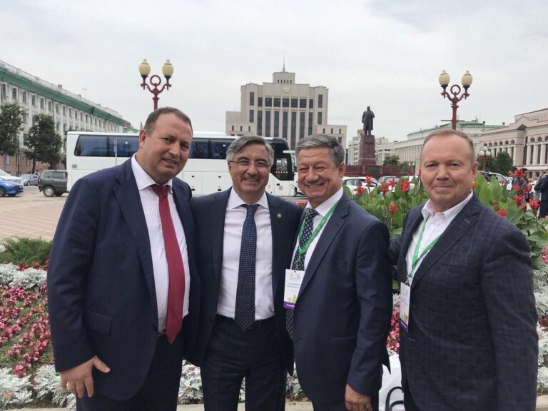 Уверенной поступью.