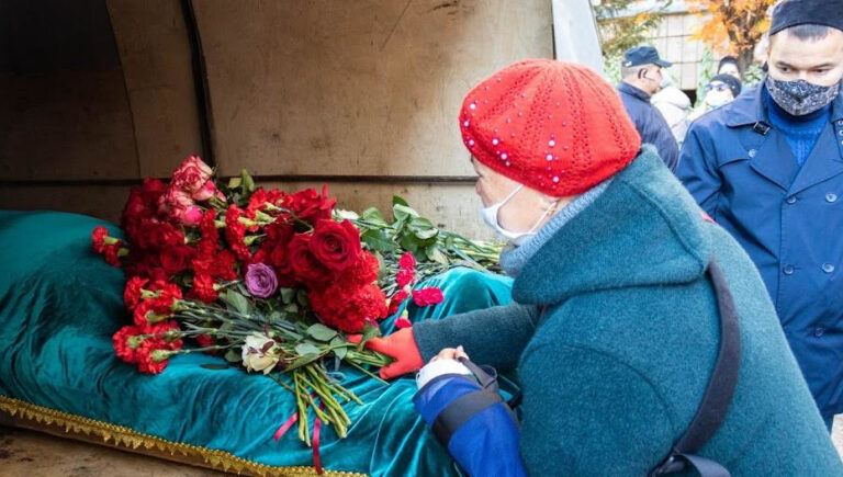 Телеведущего Ильфата Абдрахманова отвезли на кладбище в обшарпанной «Газели». Почему так получилось?