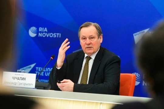 «До 2025 года волнообразно будет все это протекать»: академик Чучалин о сроках пандемии