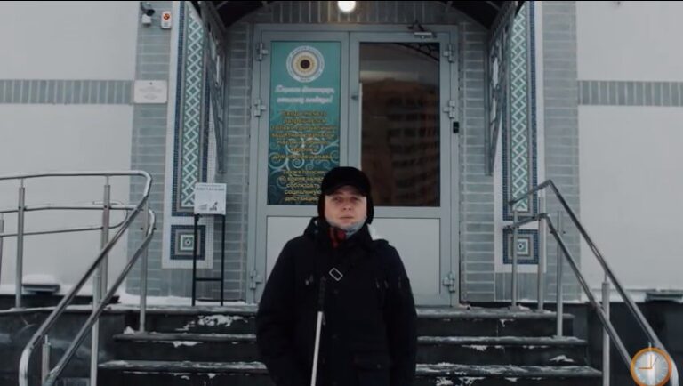 Казанец Фанис Мингараев преподает на курсах компьютерной грамотности и редактирует книги в центре «Ярдэм»
