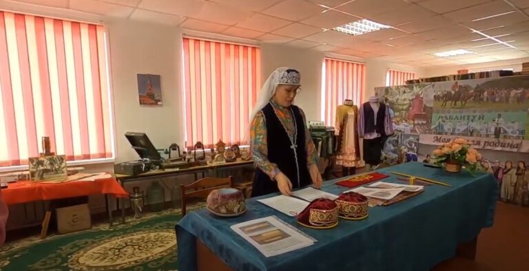 ВИДЕО: Мастер-класс по изготовлению женского головного убора сарауц у сибирских татар