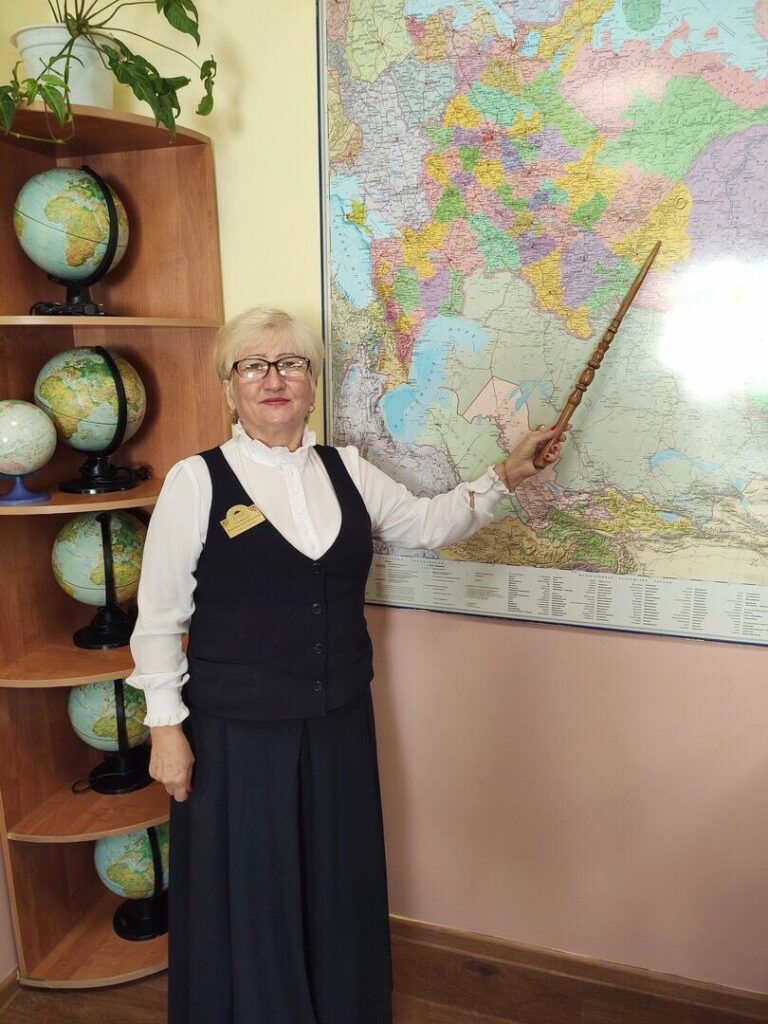 Учителю географии школы “Яктылык” Алюшевой Расиме Алимжановне