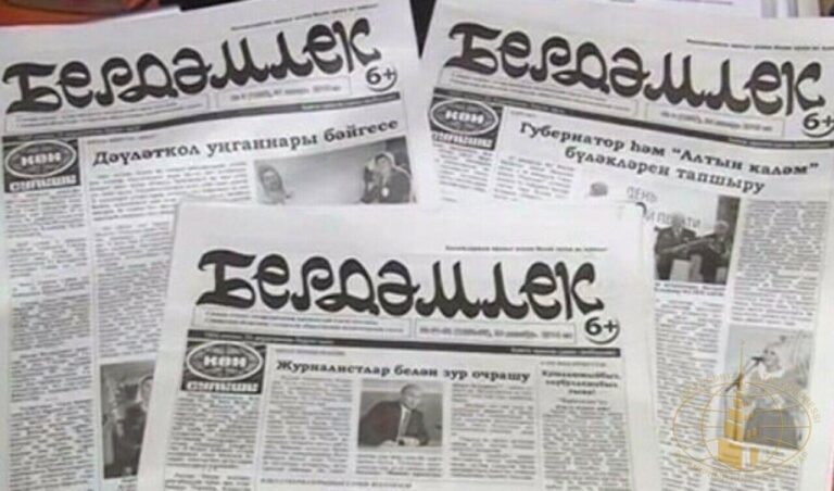 Өстендә – җилән, башында каракуль бүрек иде
