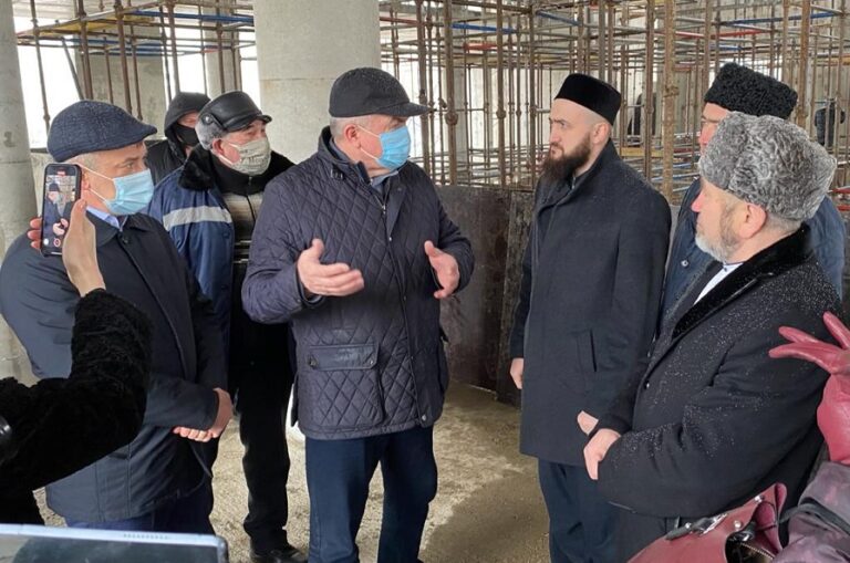 Муфтий РТ и мэр Небережных Челнов осмотрели строительство соборной мечети города