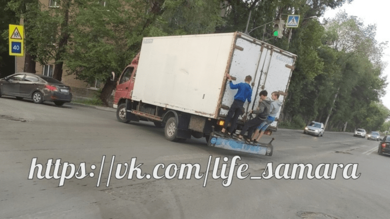 Смертельно опасные игры: в Самаре “зацеперы” прокатились на грузовике