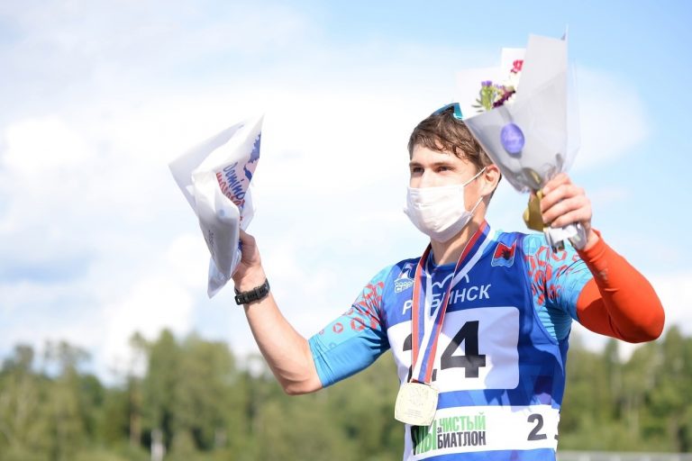 Эдуард Латыпов победил в спринте на чемпионате России по летнему биатлону в Демино.