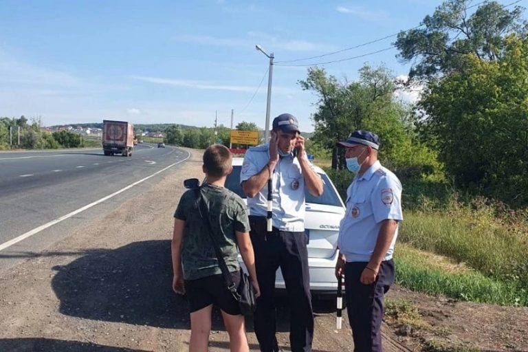 Никто не остановился: в Самарской области инспекторы ГИБДД помогли заблудившемуся мальчику
