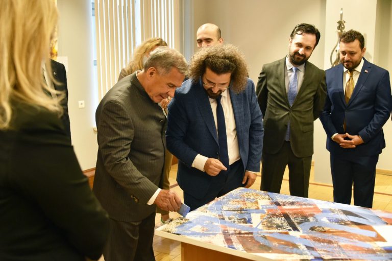 В Казани открылась выставка турецкого каллиграфа, который переписал Коран почерком губари