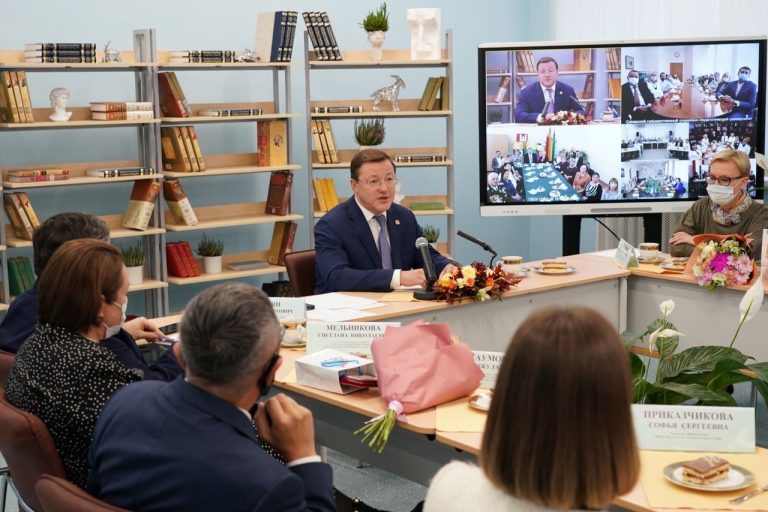 Дмитрий Азаров поздравил педагогов с профессиональным праздником