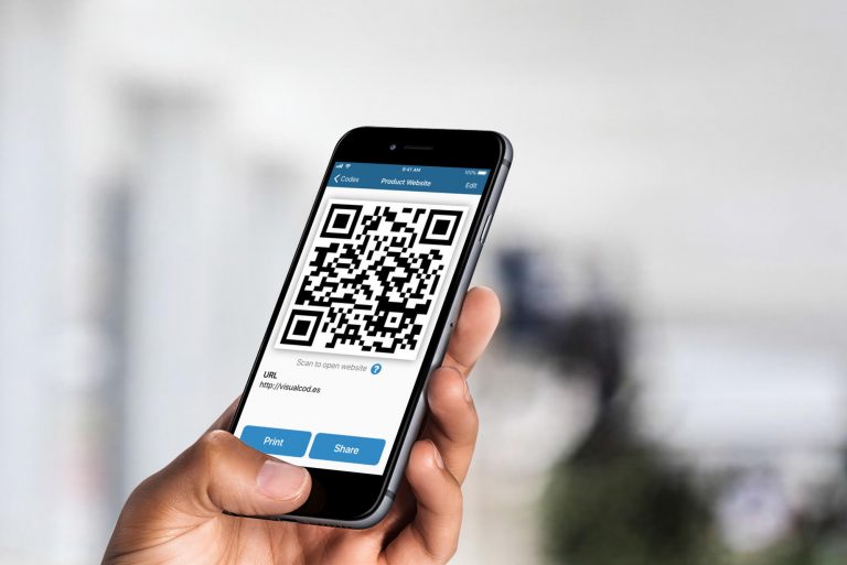 «Нужно готовиться к пропуску только с QR-кодом везде». Дмитрий Азаров рассказал о неизбежных изменениях