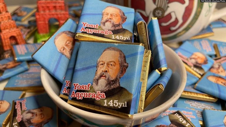 “Азатлык” активистлары Истанбулда Йосыф Акчураны искә алды