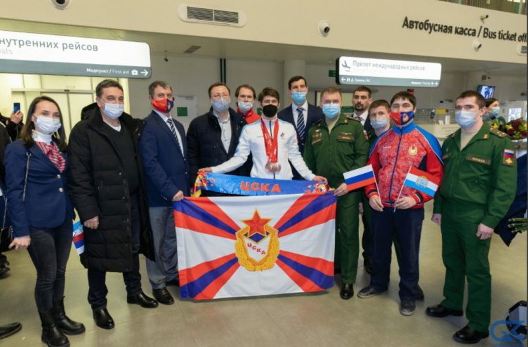 “Камышлинский буйвол” вернулся в Самару: поздней ночью болельщики встретили в аэропорту Эдуарда Латыпова