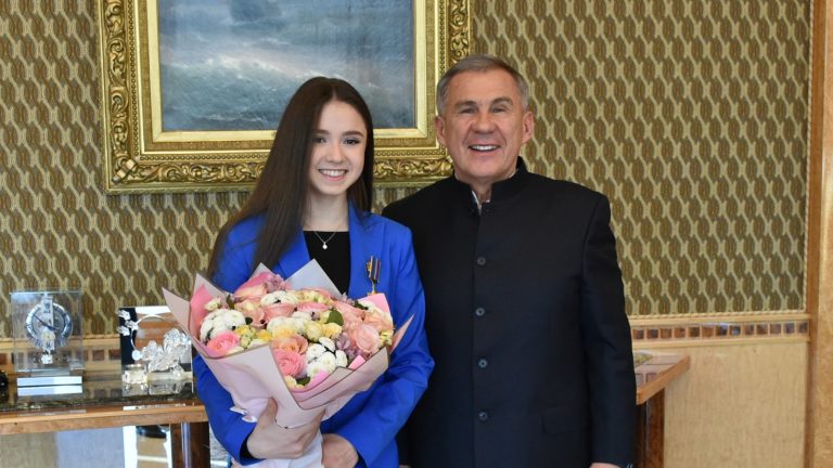 Президент Татарстана встретился с олимпийской чемпионкой Камилой Валиевой