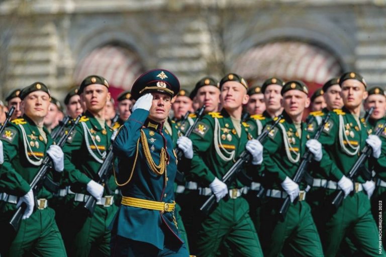 Рамиль Масгутов 9 мая прошел маршем в составе коробки академии по Красной площади