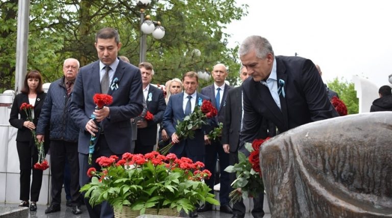 Власти Крыма и простые мусульмане почтили память жертв депортации