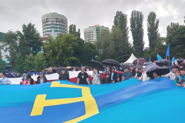 В Симферополе прошел праздник в честь Дня крымскотатарского флага