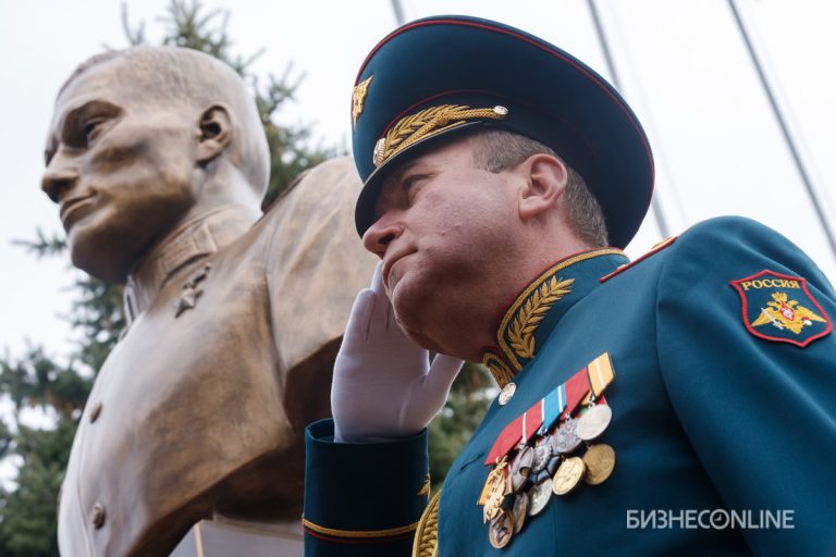 «Он находится в Царстве Небесном, как мученик»: в столице РТ открыли бюст Дамира Исламова